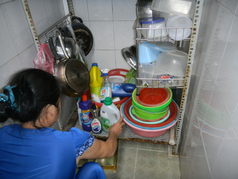 Trong[-]nhà[-]chị[-]Đỗ[-]Thị[-]Linh,[-]rác[-]thải[-]chất[-]tẩy[-]rửa[-]để[-]lẫn[-]với[-]dụng[-]cụ[-]nấu[-]ăn.